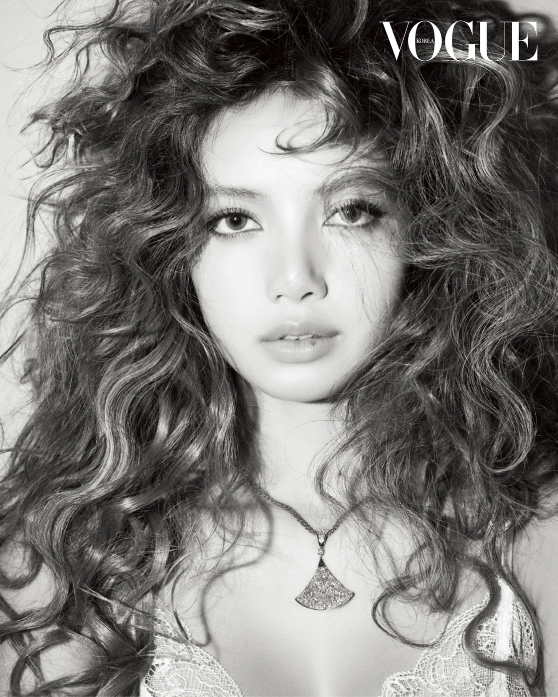 Lisa全新写真美图！登上韩国VOGUE杂志首页封面