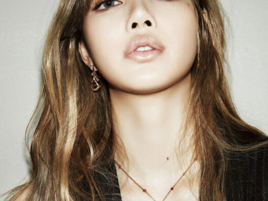 Lisa全新写真美图！登上韩国VOGUE杂志首页封面